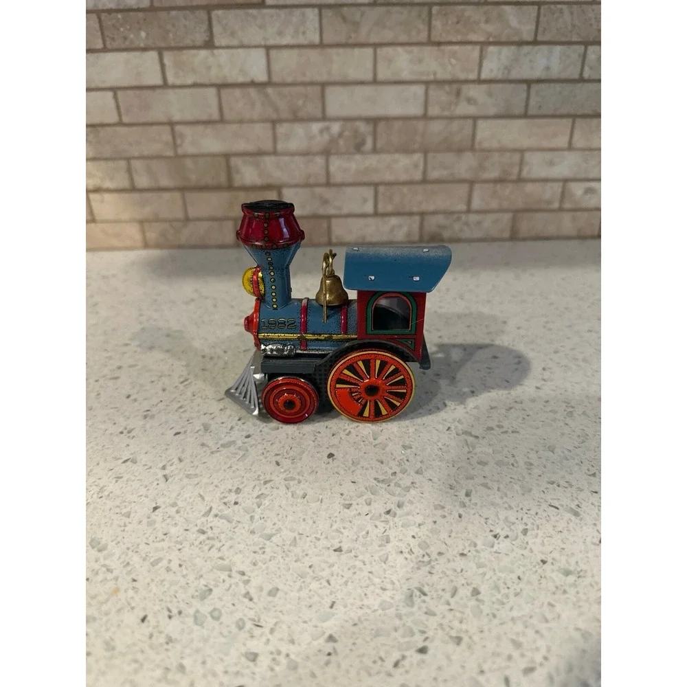 1982 HALLMARK‎ TIN LOCOMOTIVE CHRISTMAS TREE TRAIN 1rst IN SERIES ORNAMENT g1